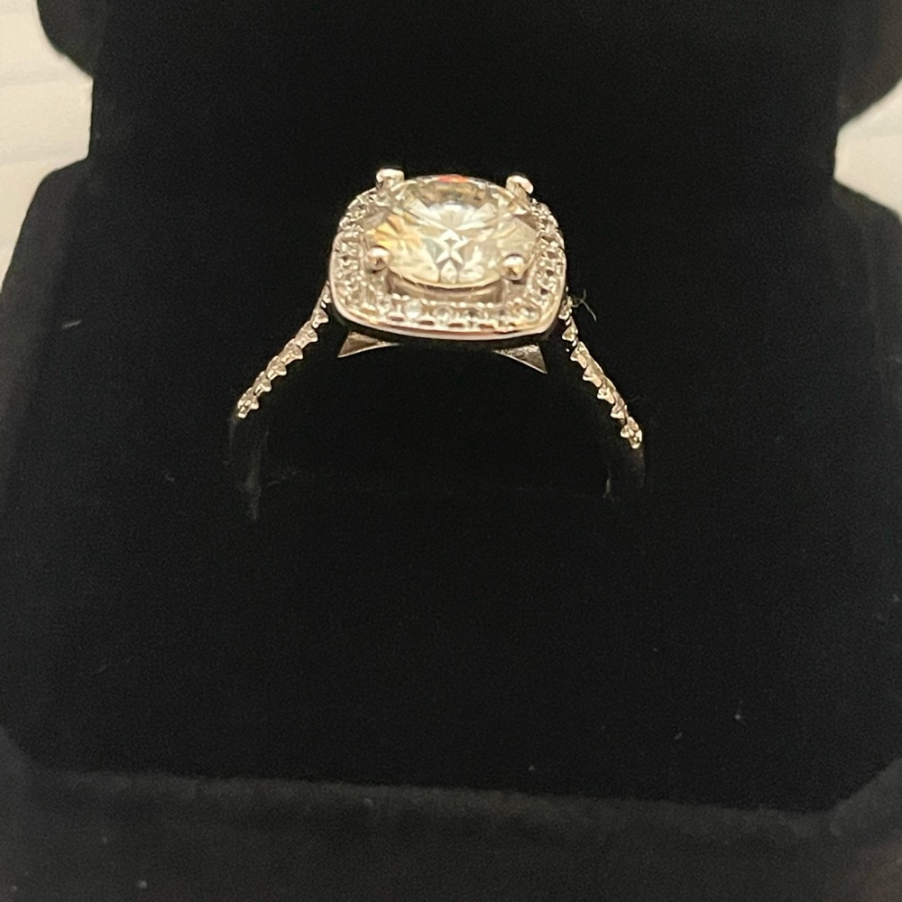 Brand new 2 carat Moissanite Sterling silver ring Size 7 - Picture 4 of 7